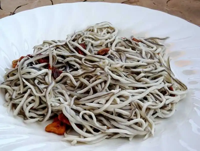 wanderlust-tips-10-mon-hai-san-dat-do-nhat-the-gioi-6