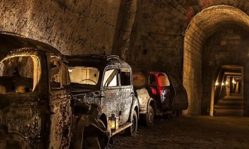 wanderlust-tips-bi-an-ben-trong-duong-ham-bi-lang-quen-o-naples-y-1