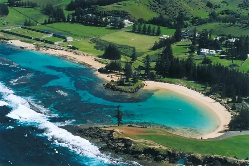 Điểm danh 10 quốc gia nhỏ bé nhất thế giới 11 Pretty Emily Bay is the ideal spot to cool down and relax when taking a break from adventuring on Norfolk Island. (AAP Image/Norfolk Island Tourism) NO ARCHIVING, EDITORIAL USE ONLY **TO GO WITH TRAVEL FEATURE: TRAVEL NI BEACH**