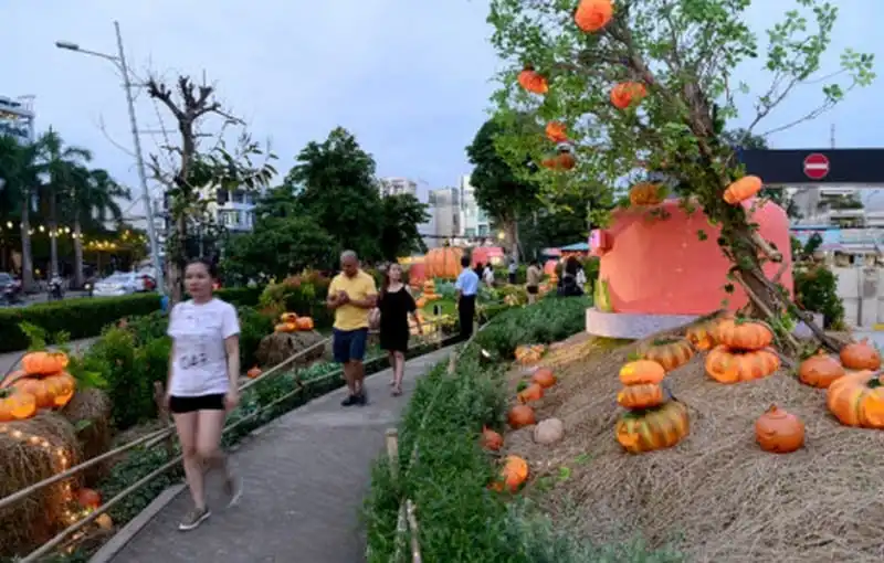 wanderlust-tips-khu-vuon-hang-tram-qua-bi-ngo-o-sai-gon-chao-don-le-hoi-halloween-1