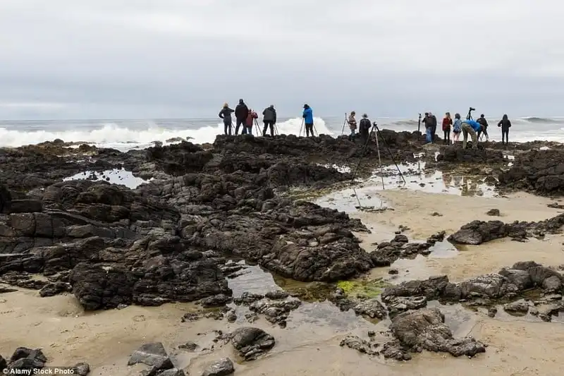 wanderlust-tips-ngoan-muc-gieng-than-thor-hut-nuoc-giua-bien-4