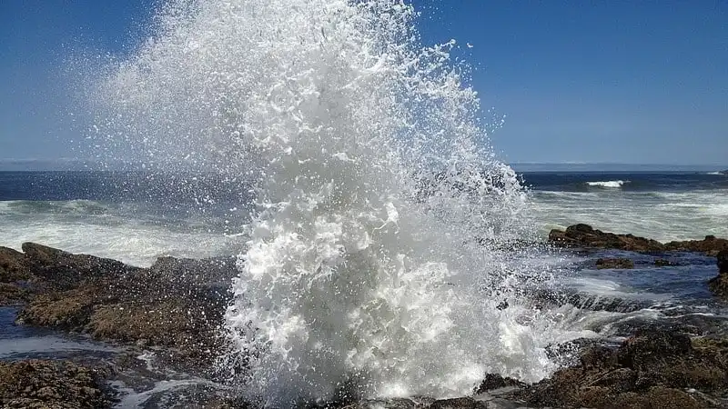 wanderlust-tips-ngoan-muc-gieng-than-thor-hut-nuoc-giua-bien-6