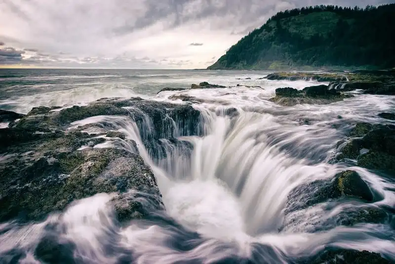 wanderlust-tips-ngoan-muc-gieng-than-thor-hut-nuoc-giua-bien-8