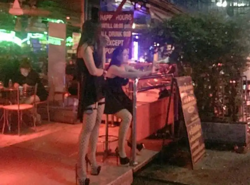 Phố đèn đỏ Thái Lan mở cửa trở lại sau Quốc tang 6 wanderlust-tips-pho-den-do-thai-lan-mo-cua-tro-lai-sau-quoc-tang-2