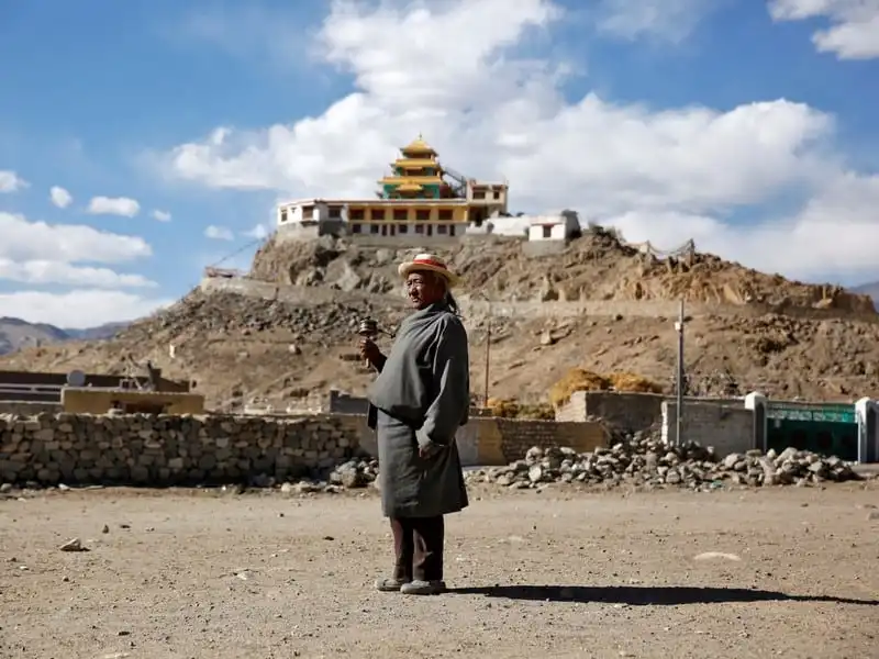 wanderlust-tips-van-hoa-phat-giao-dan-bien-mat-o-day-himalaya-14