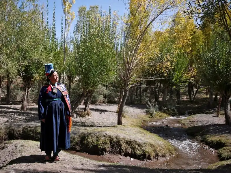 wanderlust-tips-van-hoa-phat-giao-dan-bien-mat-o-day-himalaya-16