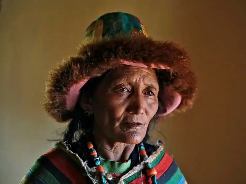 wanderlust-tips-van-hoa-phat-giao-dan-bien-mat-o-day-himalaya-17