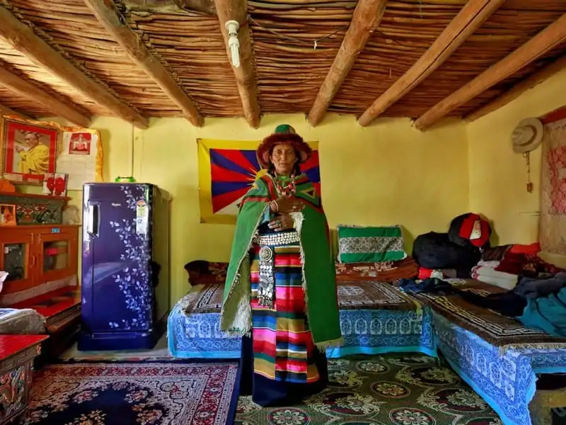 wanderlust-tips-van-hoa-phat-giao-dan-bien-mat-o-day-himalaya-18