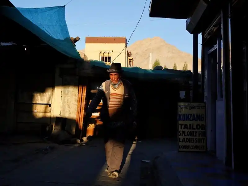 wanderlust-tips-van-hoa-phat-giao-dan-bien-mat-o-day-himalaya-19