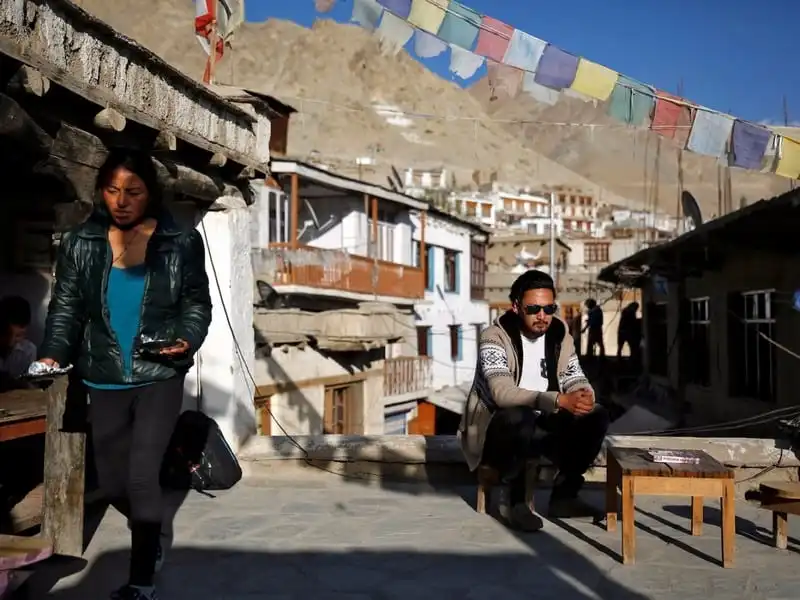 wanderlust-tips-van-hoa-phat-giao-dan-bien-mat-o-day-himalaya-2