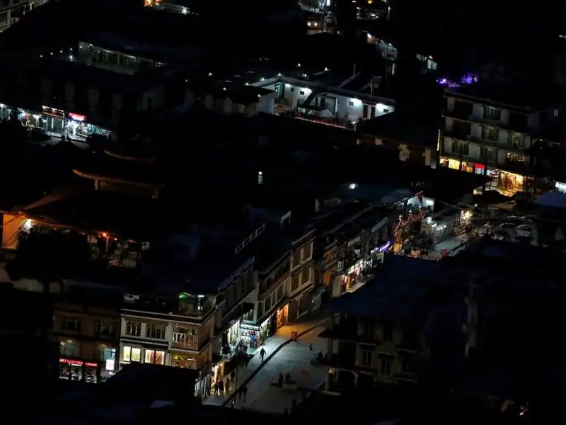 wanderlust-tips-van-hoa-phat-giao-dan-bien-mat-o-day-himalaya-20