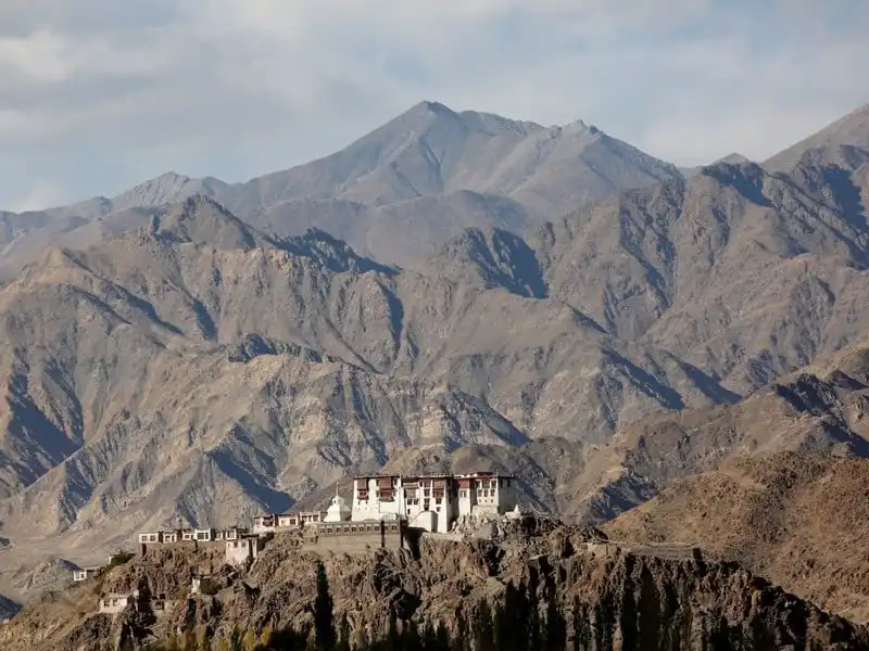 wanderlust-tips-van-hoa-phat-giao-dan-bien-mat-o-day-himalaya-3