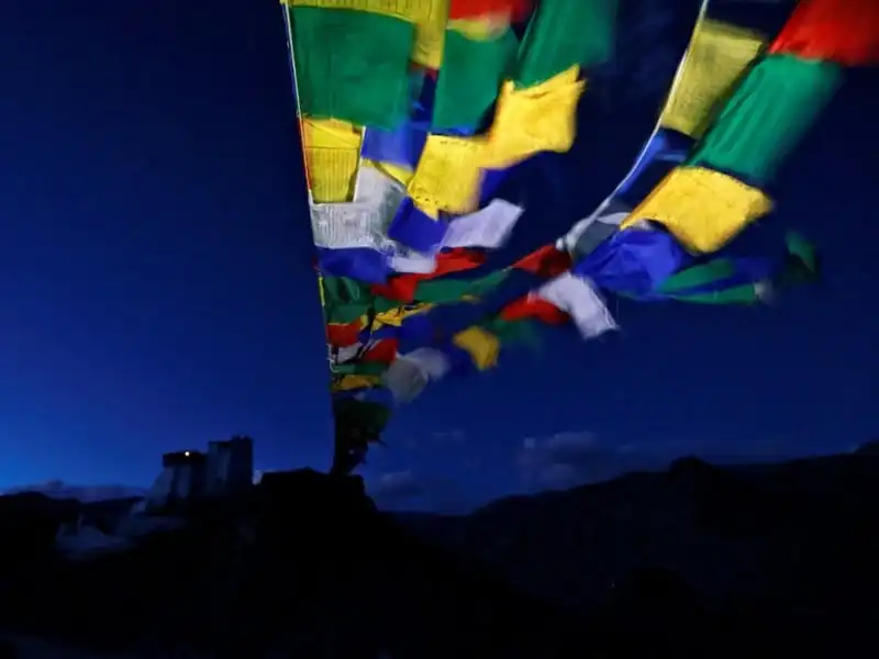 wanderlust-tips-van-hoa-phat-giao-dan-bien-mat-o-day-himalaya-4