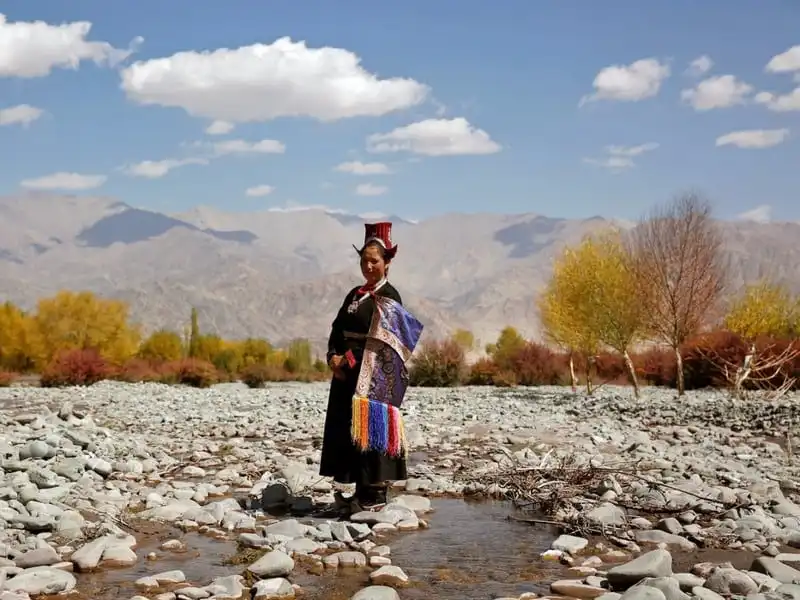 wanderlust-tips-van-hoa-phat-giao-dan-bien-mat-o-day-himalaya-5