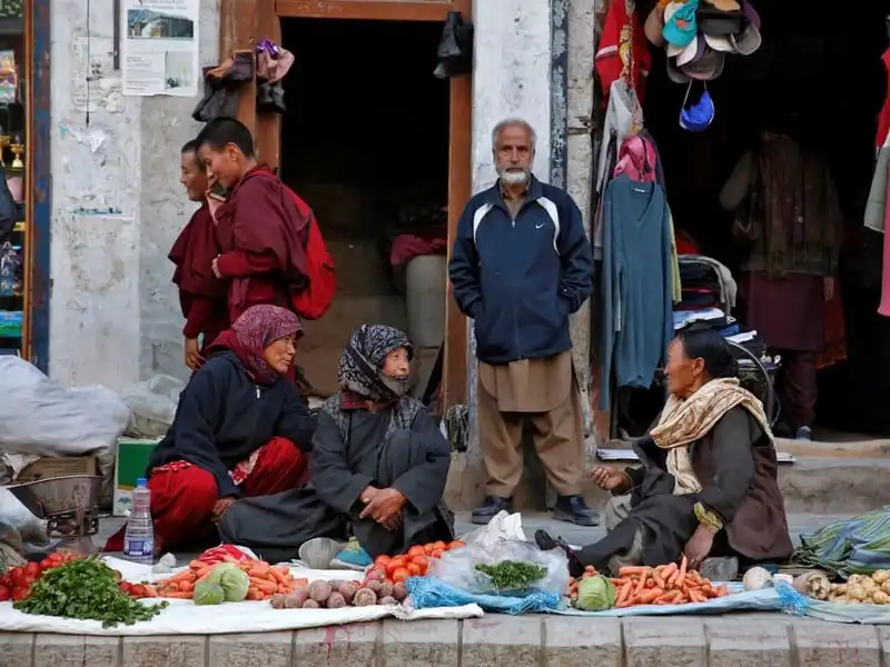 wanderlust-tips-van-hoa-phat-giao-dan-bien-mat-o-day-himalaya-6