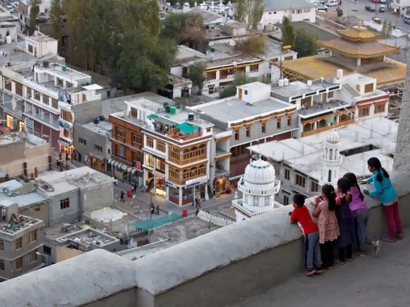 wanderlust-tips-van-hoa-phat-giao-dan-bien-mat-o-day-himalaya-7