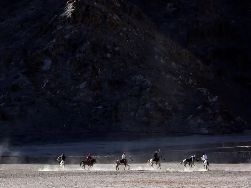 wanderlust-tips-van-hoa-phat-giao-dan-bien-mat-o-day-himalaya-8