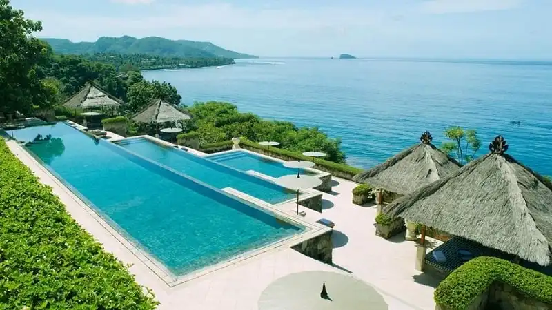 Bể bơi vô cực 3 tầng ở resort nằm trên bờ đông Bali này là một trong những nơi “ăn ảnh” nhất thế giới, nhìn ra bãi cát đen phía dưới, núi Agung và biển trời bao la.