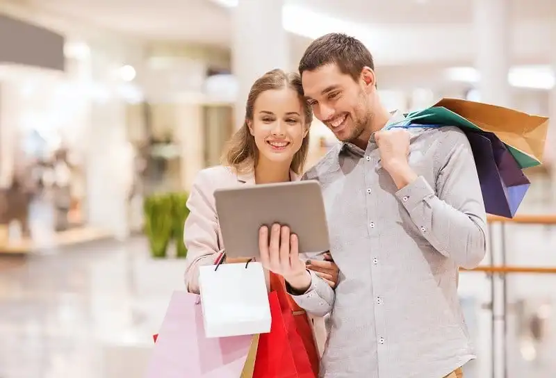 5 trải nghiệm lãng mạn của các cặp đôi trong mùa Giáng sinh 2016 8 sale, consumerism, technology and people concept - happy young couple with shopping bags and tablet pc computer in mall