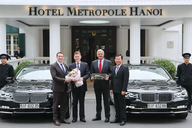 Sofitel Legend Metropole Hanoi nhận bàn giao 8 chiếc xe BMW 730Li 5 wanderlust_tips_Sofitel_Legend_Metropole_Hanoi_nhan_xe_bmw_1