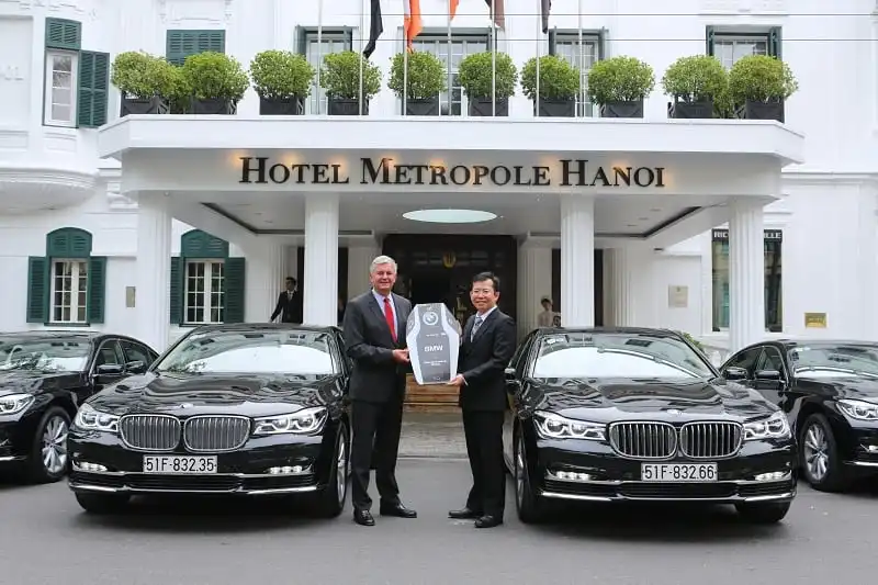 Sofitel Legend Metropole Hanoi nhận bàn giao 8 chiếc xe BMW 730Li 6 wanderlust_tips_Sofitel_Legend_Metropole_Hanoi_nhan_xe_bmw_2