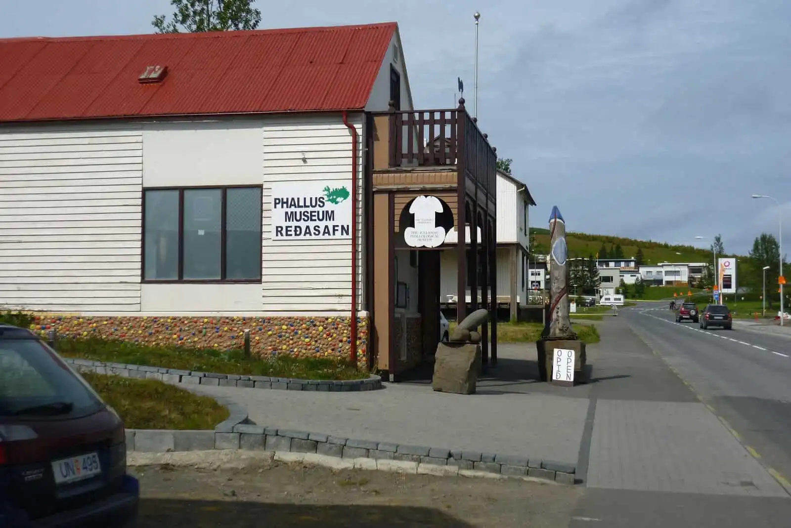 Nằm trong thị trấn Reykjavik (Iceland), Icelandic Phallological Museum là bảo tàng trưng bày bộ sưu tập dương vật lớn nhất thế giới với khoảng 280 mẫu của các loài động vật có vú, trong đó có một mẫu thật của người. Bảo tàng này vốn là một công trình nghiên cứu khoa học nghiêm túc của cha con ông Sigurður Hjartarson và Hjörtur Gísli Sigurðsson.