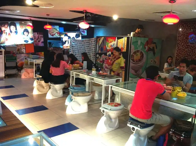 Thực khách ghé thăm sẽ ngồi trên những bộ bàn ghế thiết kế như một nhà vệ sinh thực thụ. Chiếc bồn cầu quen thuộc là ghế ngồi, bàn ăn được lấy cảm hứng từ bồn tắm có đậy một tấm kính trên bề mặt để dễ dàng bày thức ăn. Thậm chí các viên gạch chỉ chuyên dùng lát sàn, tường toilet cũng được trưng dụng.