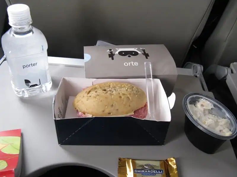 wanderlust_tips_bua_an_cua_20_hang_hang_khong_tot_nhat_the_gioi_12