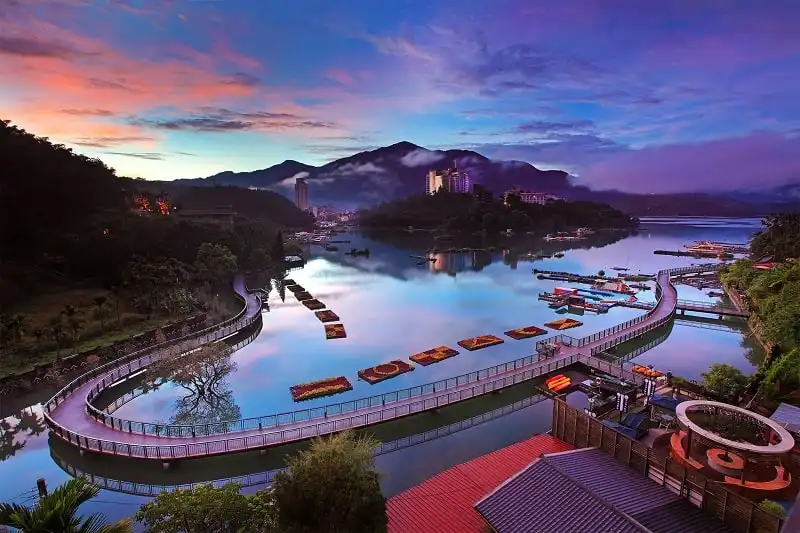 wanderlust_tips_ho_nhat_nguyet_net_quyen_ru_du_lich_xu_dai_1