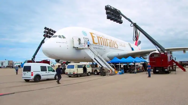 wanderlust_tips_jennifer_tro_lai_tren_chuyen_bay_Emirates_1