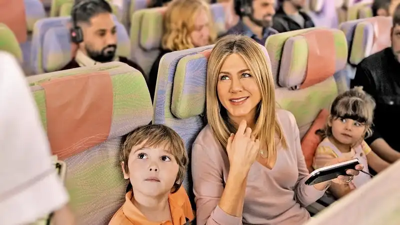 wanderlust_tips_jennifer_tro_lai_tren_chuyen_bay_Emirates_3
