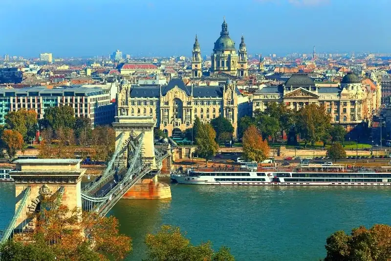 Budapest là thành phố lớn nhất và là trung tâm chính trị, văn hóa, thương mại, công nghiệp và giao thông vận tải của Hungary và là một trung tâm quan trọng ở Trung Âu. Đồng thời, Budapest cũng được xem là một trong những thủ đô đẹp nhất thế giới với lối kiến trúc cổ kính.