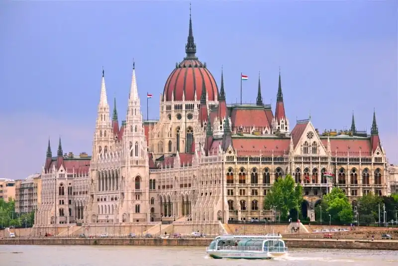  Toà nhà Quốc hội cũng là một kiến trúc đẹp và khá đặc trưng của Budapest.