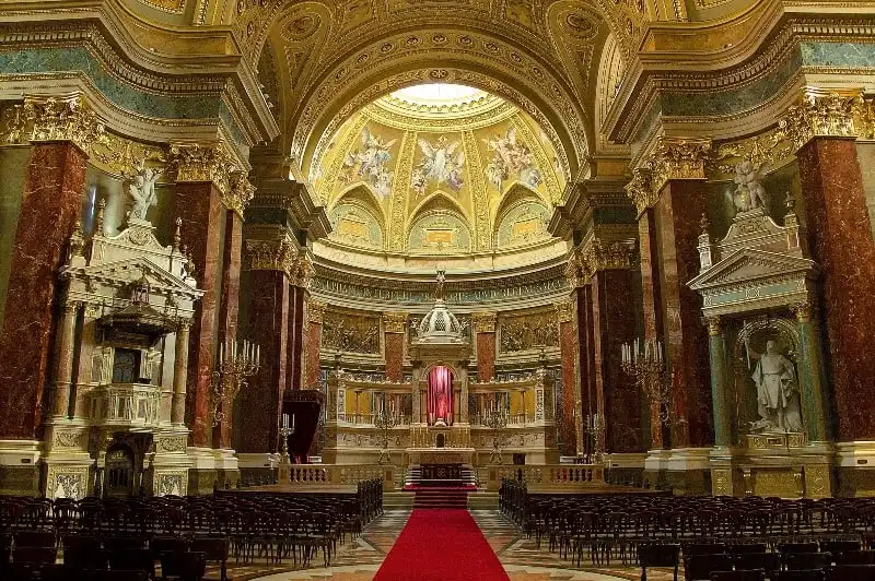 Dừng chân ở Quảng trường Anh hùng rộng thênh thang nằm cuối Đại lộ Andrássy, du khách có thể dạo quanh Đài kỷ niệm Thiên niên kỷ cao vút và chiêm ngưỡng dãy tượng các vị vua chúa lập quốc, các anh hùng dân tộc, biểu tượng của sức mạnh và lịch sử các vương triều Hungary.