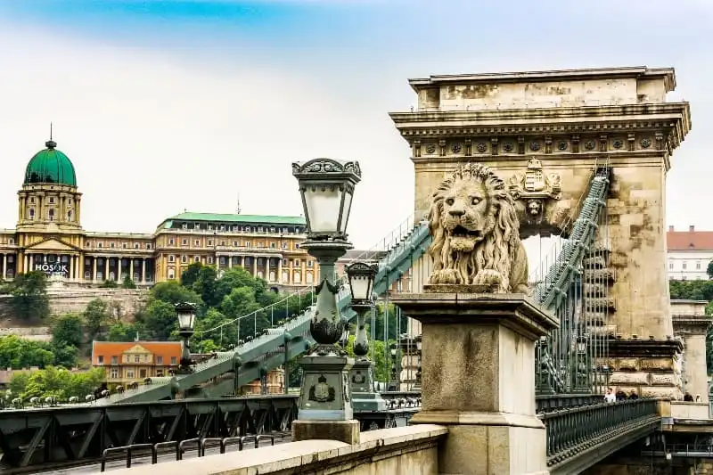 Trong các cây cầu nối đôi bờ sông Danube, nổi bật nhất là cầu Xích (Chain Bridge) mang vẻ đẹp tuyệt vời với 4 con sư tử đá lớn ngồi 2 bên đầu cầu. Chiếc cầu này được coi là biểu tượng của Budapest và cũng là di sản thế giới.