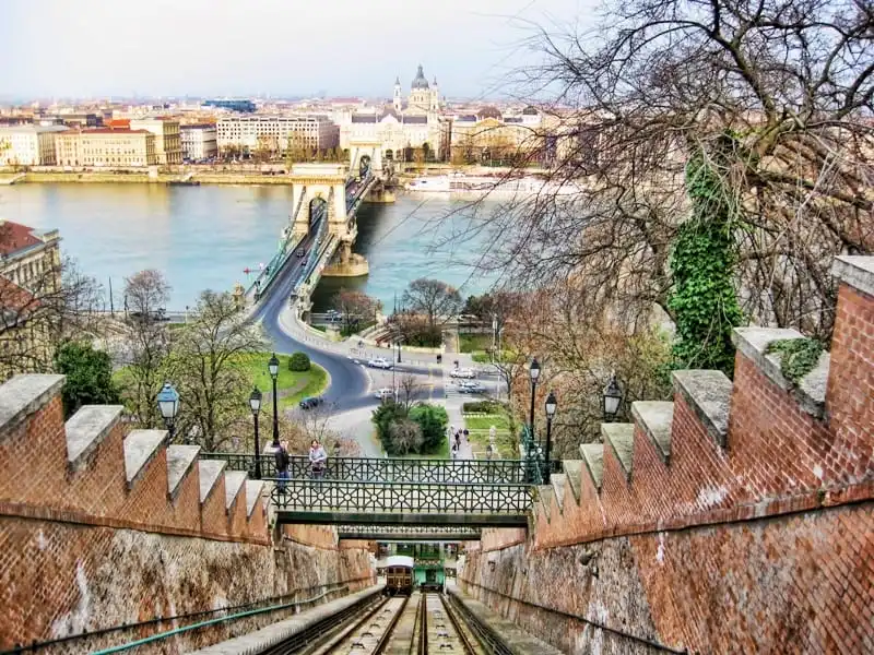 Gần cầu Xích có chiếc thang máy cổ xưa có buồng bằng gỗ đưa du khách lên du ngoạn khu Đồi lâu đài (Castle Hill) ở Buda.