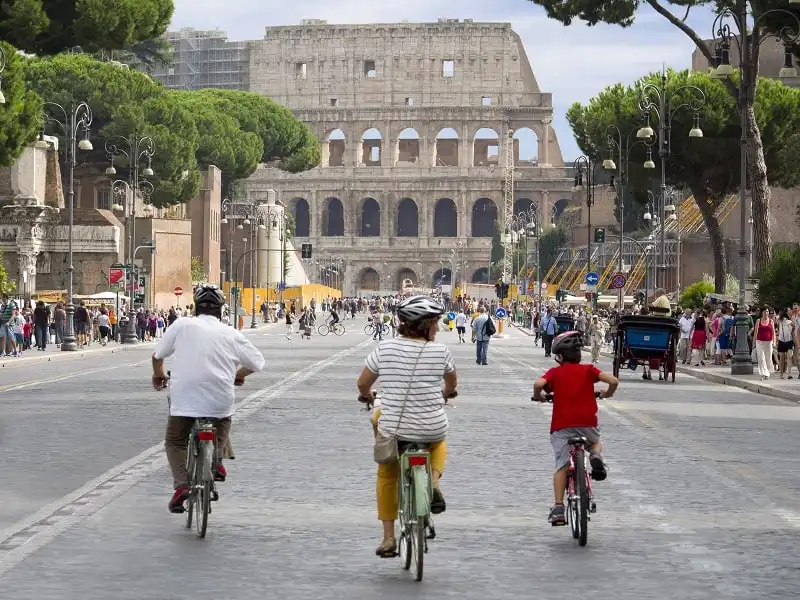 Bí kíp tiết kiệm tiền khi du lịch ở các thành phố lớn 8 Cycling to the Colosseum, Rome