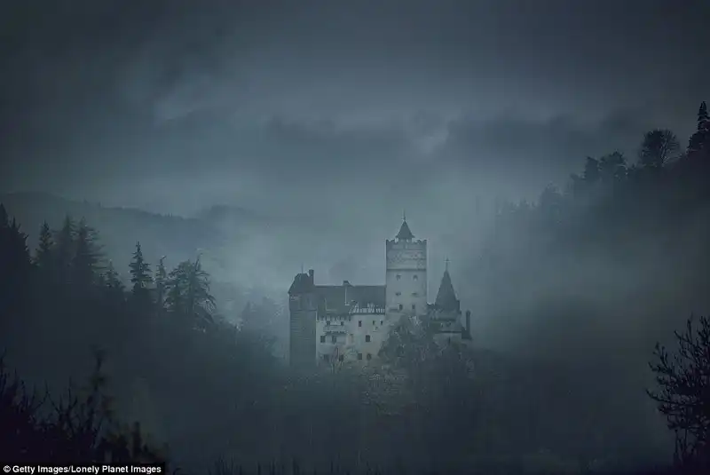 wanderlust_tips_lau_dai_dracula_mo_cua_don_khach_1