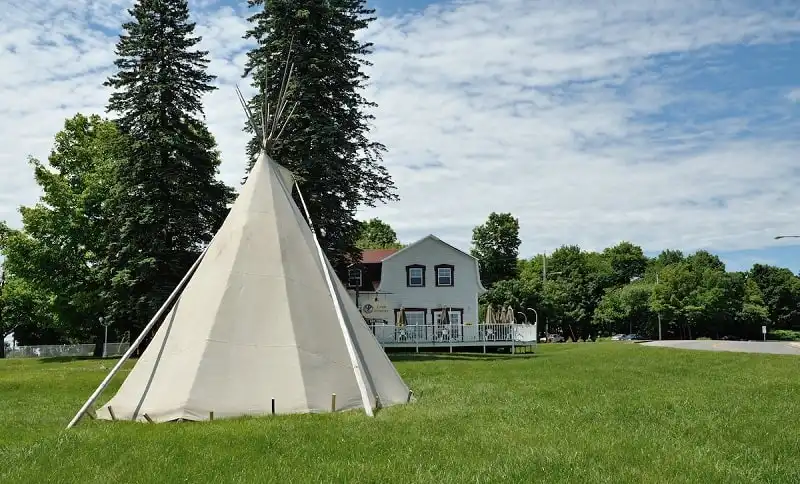 wanderlust_tips_quebec_thanh_pho_van_hoa_nam_2016_17