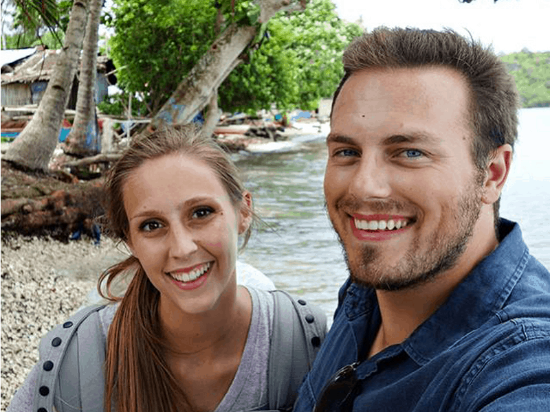 Cặp đôi biến xe bus thành nhà di động để đi du lịch