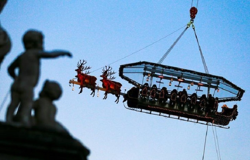 Santa in the Sky: Trải nghiệm bữa tối đặc biệt trên cao ở Brussels 5 wanderlust tips thuc khach Bi dung bua tren xe keo cua ong gia Noel 1