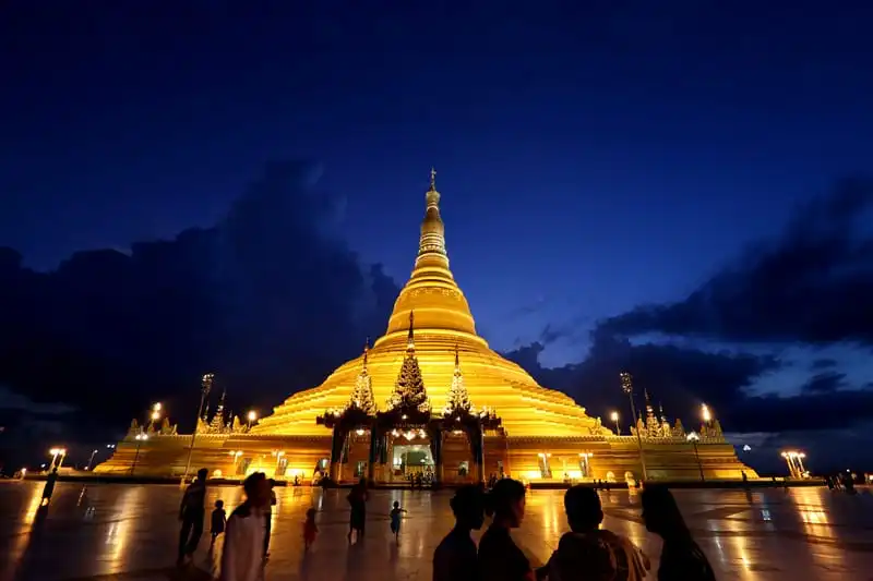 (140912) -- NAY PYI TAW, Sept. 12 (Xinhua) -- Photo taken on Sept. 11, 2014 shows a view of the Uppatasanti Pagoda in Nay Pyi Taw, Myanmar. Uppatasanti Pagoda is a prominent landmark in the Burmese capital of Naypyidaw. The pagoda, which houses a Buddha tooth relic from China, is a 325-feet tall replica of Shwedagon Pagoda in Yangon. (Xinhua/U Aung)