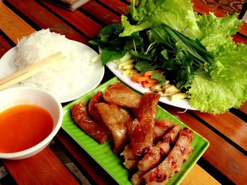 wanderlust-tips-10-mon-dac-san-nuc-tieng-cua-am-thuc-nha-trang-1