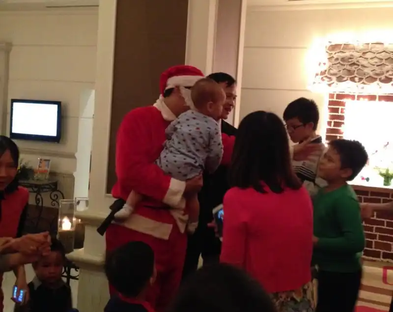 wanderlust-tips-am-ap-le-thap-sang-cay-thong-noel-tai-khach-san-movenpick-4