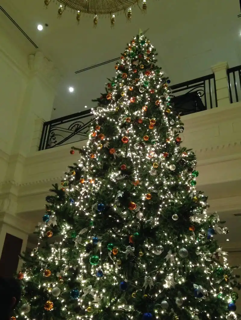 wanderlust-tips-am-ap-le-thap-sang-cay-thong-noel-tai-khach-san-movenpick-9