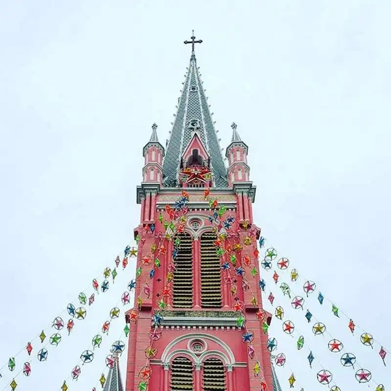 wanderlust-tips-an-tuong-nha-tho-hong-ruc-ro-giua-trung-tam-sai-gon-10