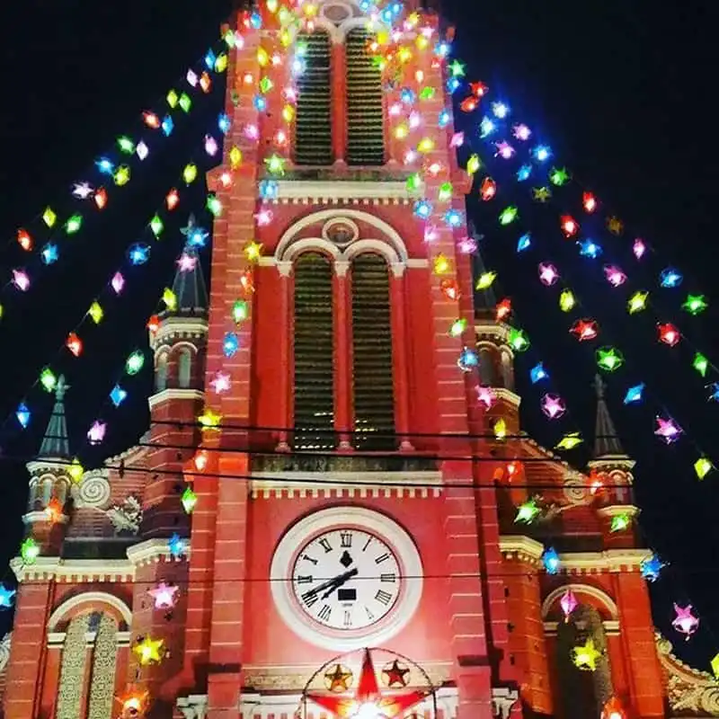 wanderlust-tips-an-tuong-nha-tho-hong-ruc-ro-giua-trung-tam-sai-gon-11