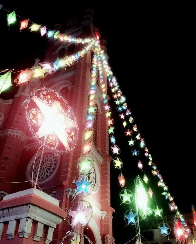 wanderlust-tips-an-tuong-nha-tho-hong-ruc-ro-giua-trung-tam-sai-gon-4