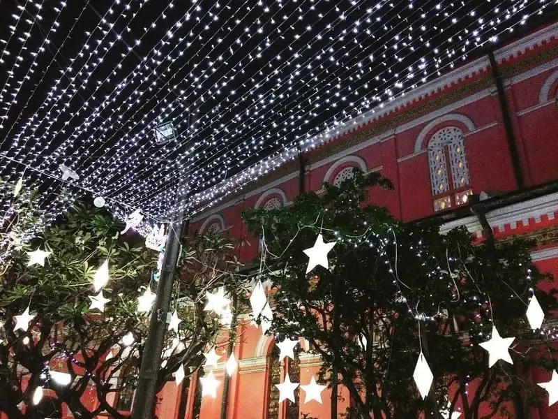 wanderlust-tips-an-tuong-nha-tho-hong-ruc-ro-giua-trung-tam-sai-gon-5