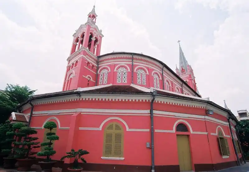 wanderlust-tips-an-tuong-nha-tho-hong-ruc-ro-giua-trung-tam-sai-gon-6